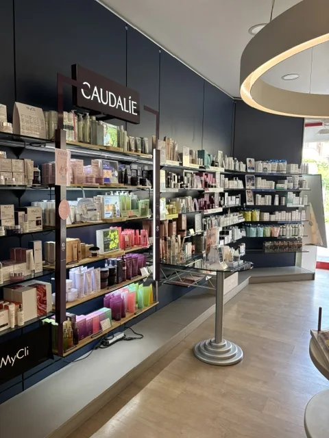 Reparto dermocosmesi della farmacia