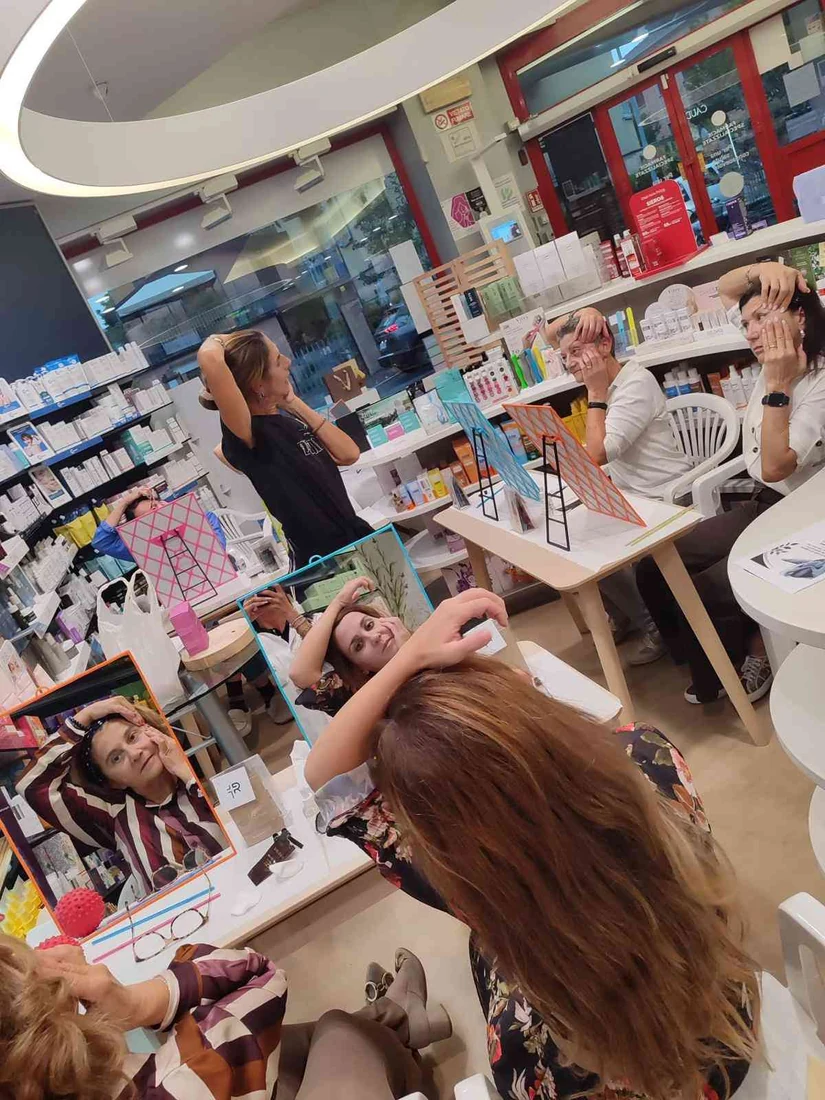 Un momento di incontro e consulenza durante un evento in farmacia